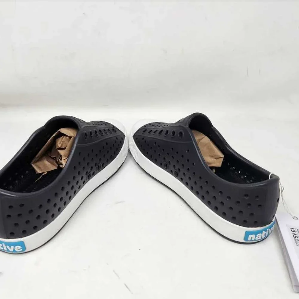 Big kids 3 (Women's 5) Native Jefferson slip on rubber play shoes in Jiffy Black
